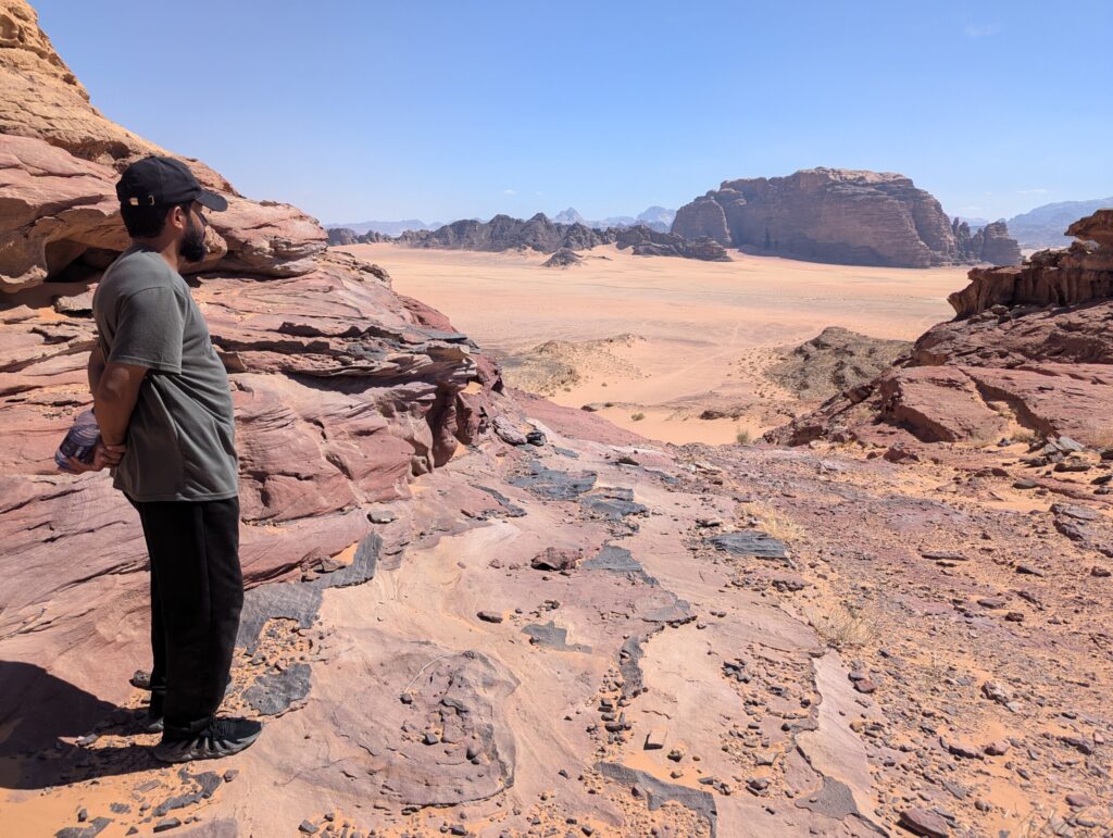 Langzaam krijg ik een geweldig zicht over de Wadi Rum - Zinvol Reizen Langzaam krijg ik een geweldig zicht over de Wadi Rum - Zinvol Reizen