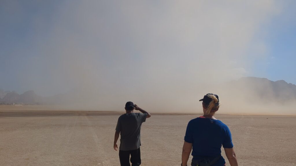 Net voor Al-Shakriya waait het zand op - Jordan Trail sectie 802 - Zinvol Reizen Net voor Al-Shakriya waait het zand op - Jordan Trail sectie 802 - Zinvol Reizen