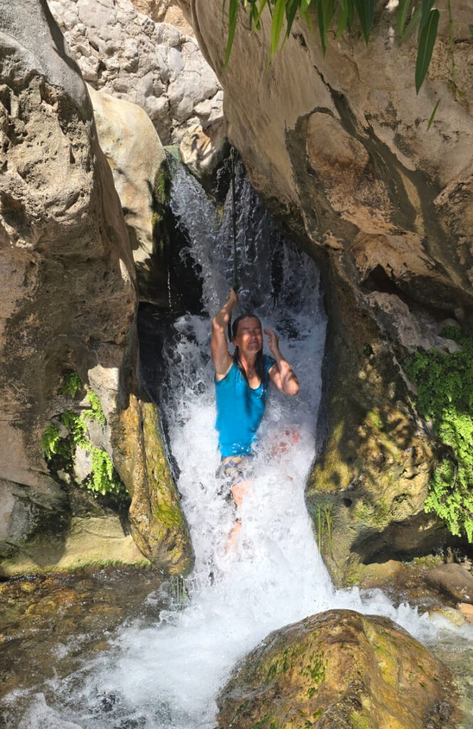 Paklijst wandelen in een wadi - in de waterval in de Wadi Bin Khalid