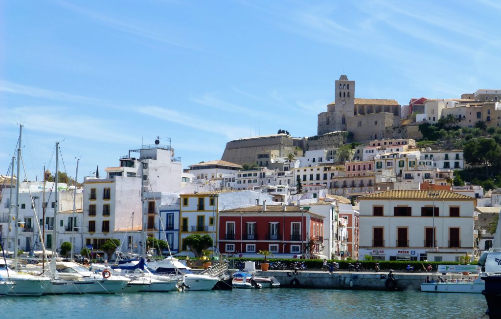 Van het zonnetje genieten in de haven van Ibiza - Stedentrip Ibiza in de lentezon Van het zonnetje genieten in de haven van Ibiza - Stedentrip Ibiza in de lentezon