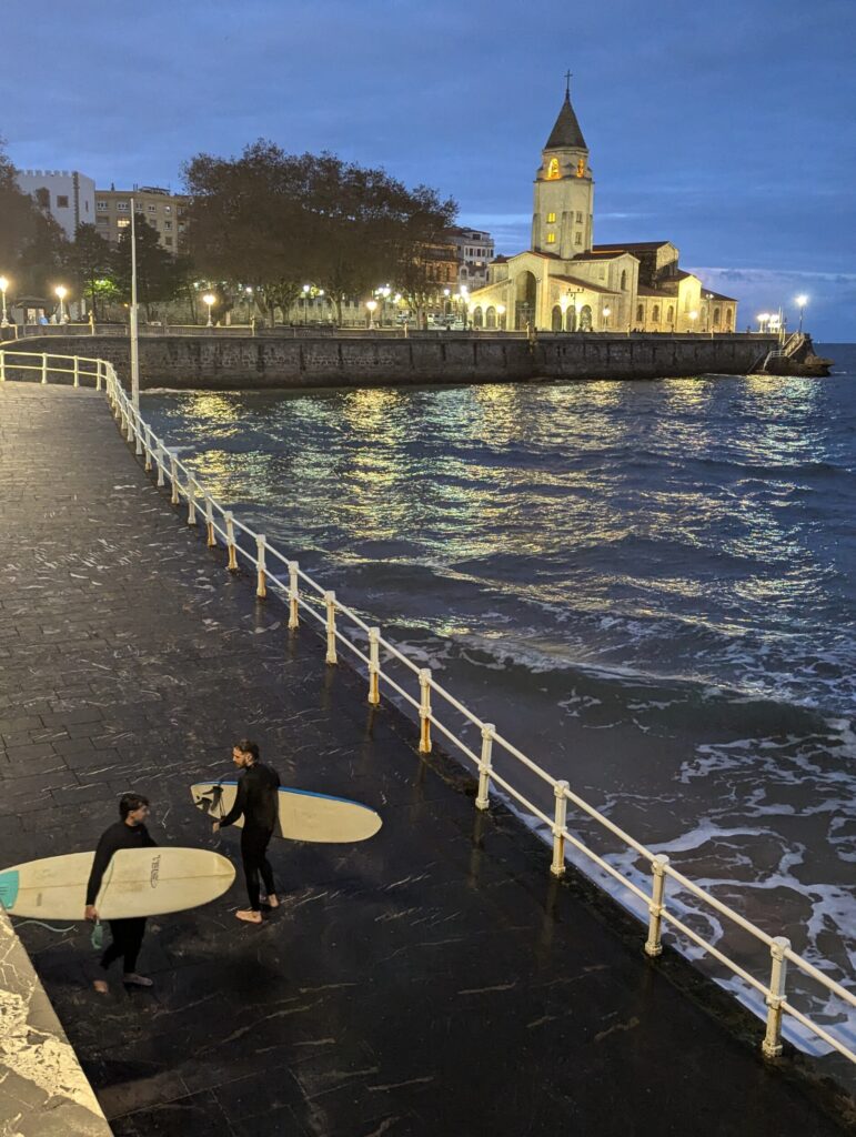 Tot in de avond wordt er gesurft op het strand van Gijon - Spanje Tot in de avond wordt er gesurft op het strand van Gijon - Spanje