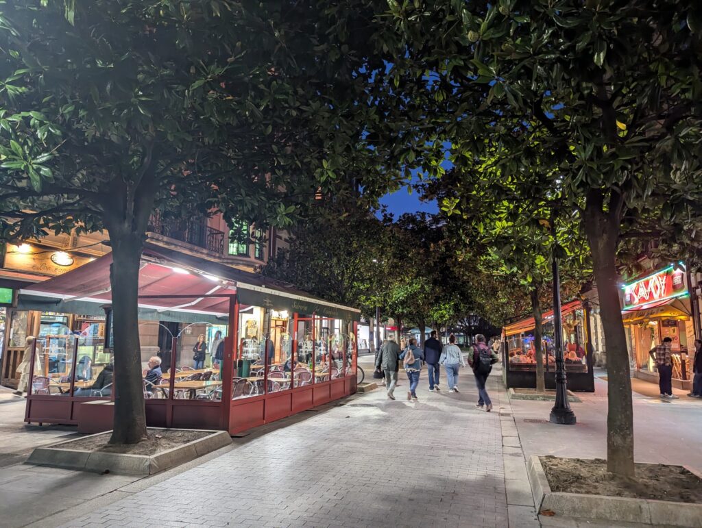 Calle Covadonga in Gijon, gezellige drukte in de avonduren Calle Covadonga in Gijon, gezellige drukte in de avonduren