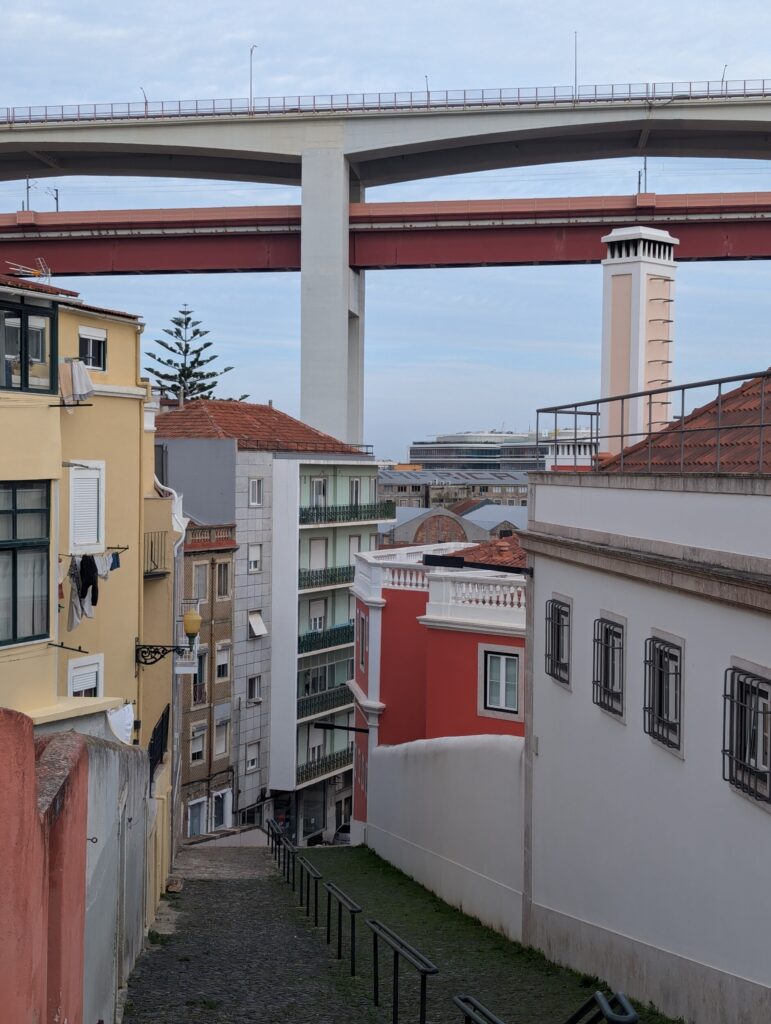 Ponte 25 de Abril zichtbaar in de wijk Santo Amaro
